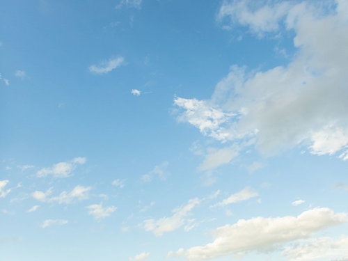 水色の青空と白い雲