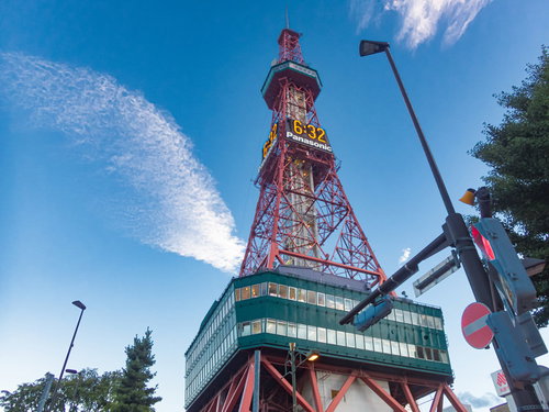 見上げたさっぽろテレビ塔と青空、赤白の鉄塔と白い雲