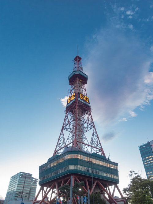 そびえたつさっぽろテレビ塔と青い空を下から見上げた迫力の風景