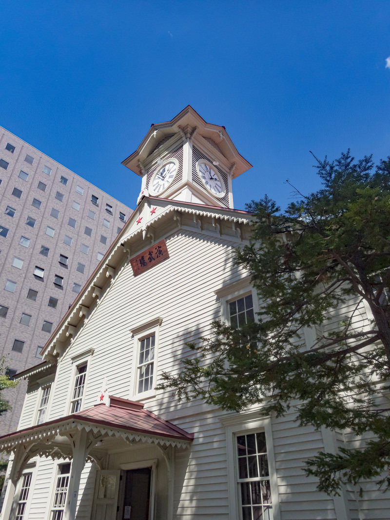 札幌市時計台の外観と時計塔