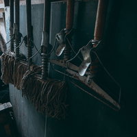 薄暗い廃墟の学校で壁に吊るされたボロボロのモップの写真