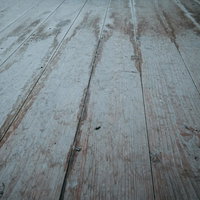 ギシギシ床が抜けそうな廃墟の古い木製床板の写真