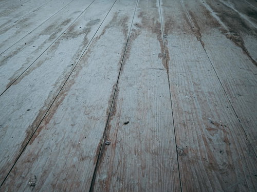 ギシギシ床が抜けそうな廃墟の古い木製床板