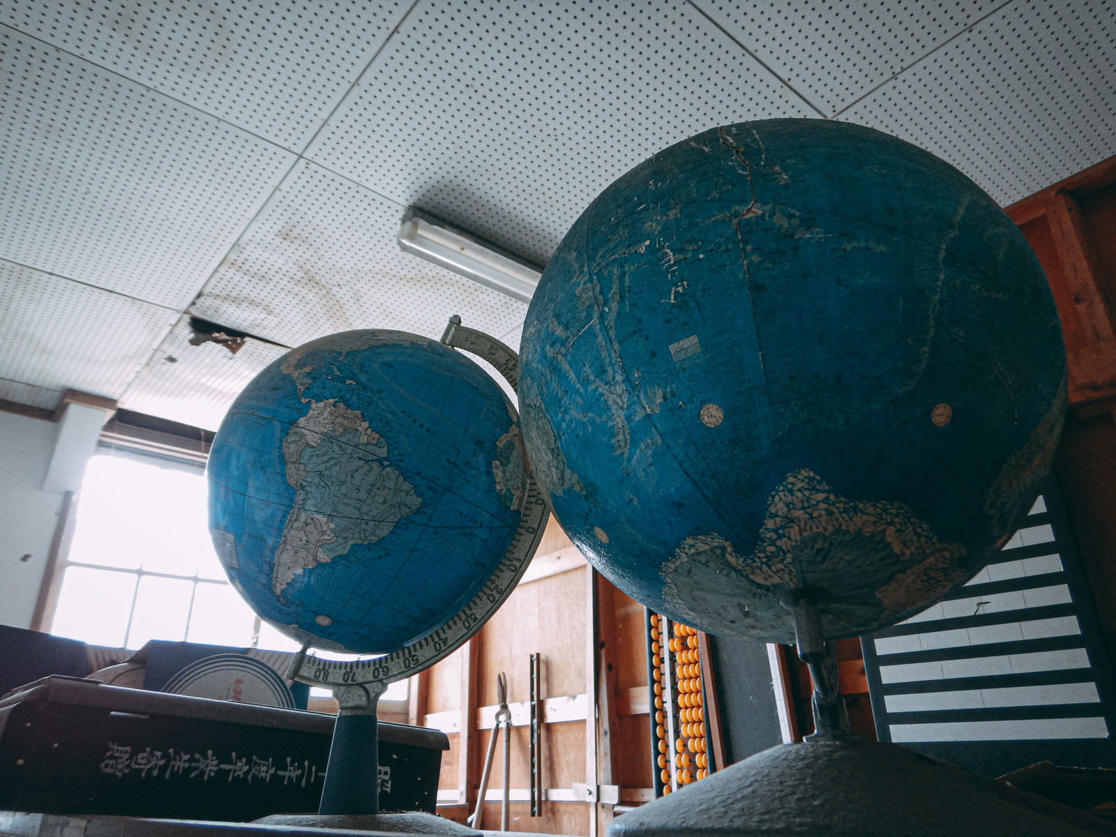 廃校の教室に残る大小の地球儀