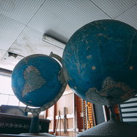 廃校の教室にあった古い地球儀の写真