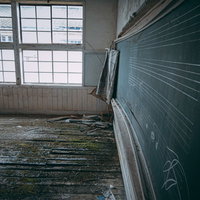 静かな音色が聴こえてきそうな廃校の音楽室の写真