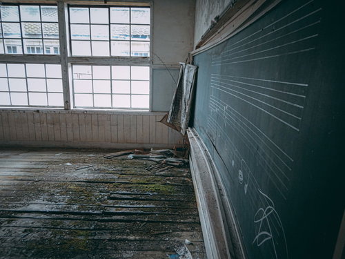 静かな音色が聴こえてきそうな廃校の音楽室