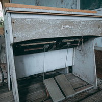 ボロボロな物悲しいオルガンの写真