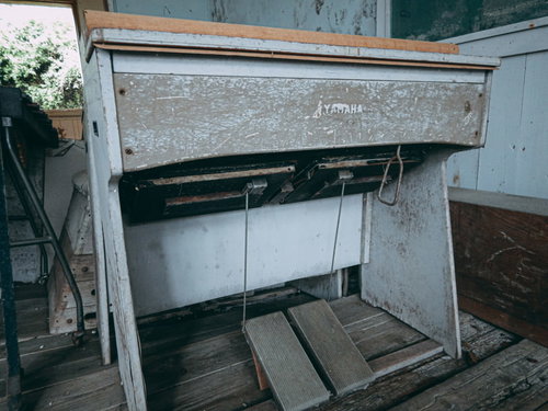 ボロボロな物悲しいオルガン