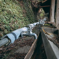 並んで飲んだ昔を思い出すどこまでも続く蛇口たちが錆びて並ぶ廃校の写真