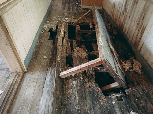 廃墟の腐食した床と倒壊した木材