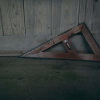 角で殴ると痛そうな古い三角定規の写真