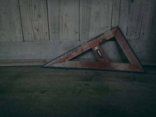 角で殴ると痛そうな古い三角定規