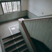 三段飛びで駆け下りた思い出の廃校の階段 | 懐かしい学舎の記憶の写真