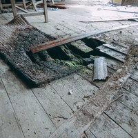 床に穴が空いた廃校の教室の写真