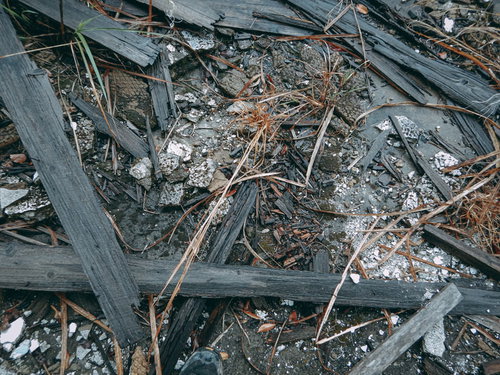 何かが燃えた跡（俯瞰・廃墟）