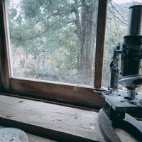 日当たりがいい廃校の理科室跡に残された古い顕微鏡の写真