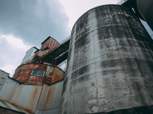 鉄琴コンクリート曲線美の工場タンク群と配管システム