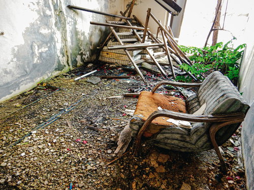 朽ち果てていく椅子と散らばる木材