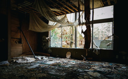 怨念のようなものを感じる倒壊した廃墟のエントランス