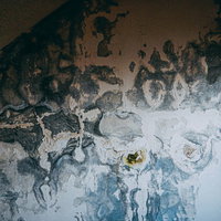 錆びて汚れた古いタイルの床面の写真