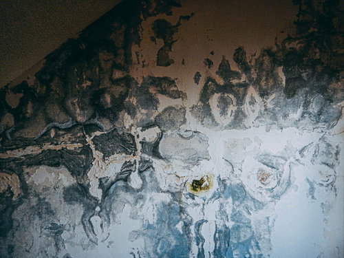 錆びて汚れた古いタイルの床面