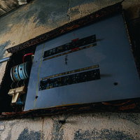 全部同じに見える錆びたバッテリーのスイッチ〜廃墟ホテルの電気設備の写真