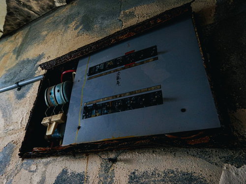 全部同じに見える錆びたバッテリーのスイッチ〜廃墟ホテルの電気設備