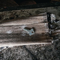 こんなところにあった忘れられていた古い鍵の写真