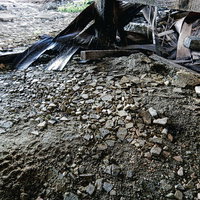 剥がれて散らばる床下コンクリートと瓦礫、倒壊した廃墟の地面の写真