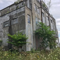 廃屋となった美唄炭鉱の映画館のコンクリート建物の写真