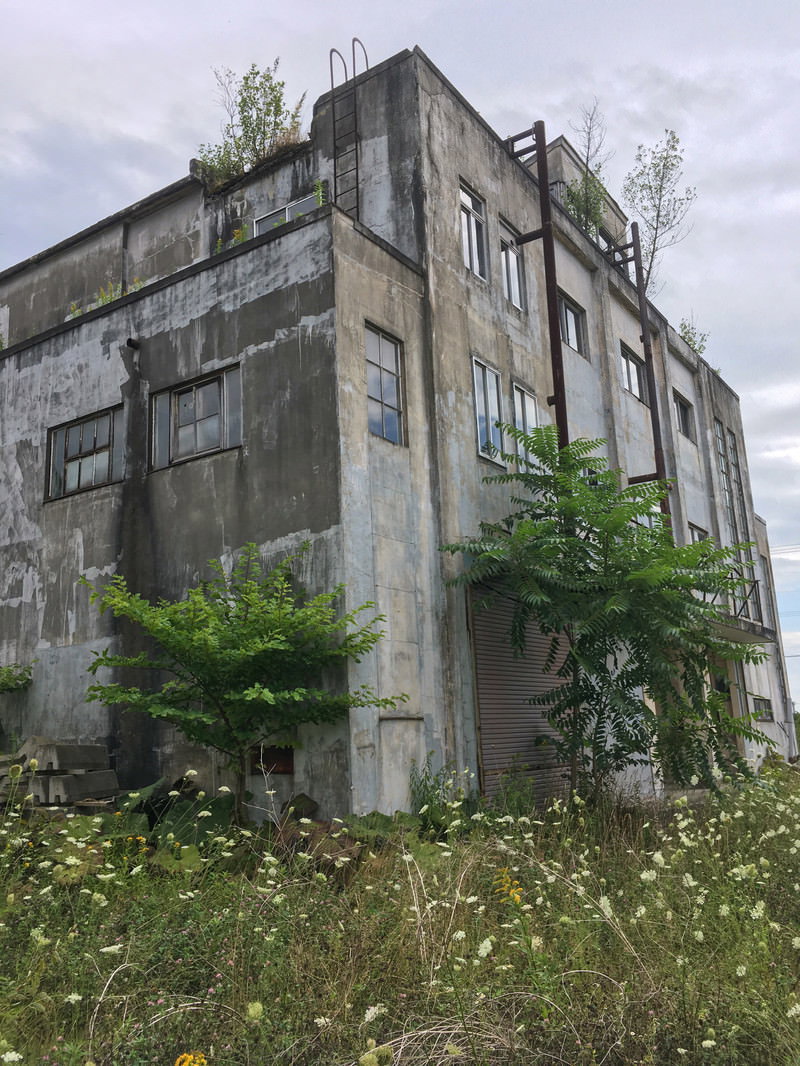 廃屋となった美唄炭鉱の映画館のコンクリート建物