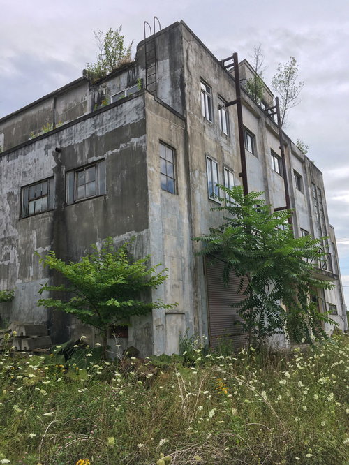 廃屋となった美唄炭鉱の映画館のコンクリート建物