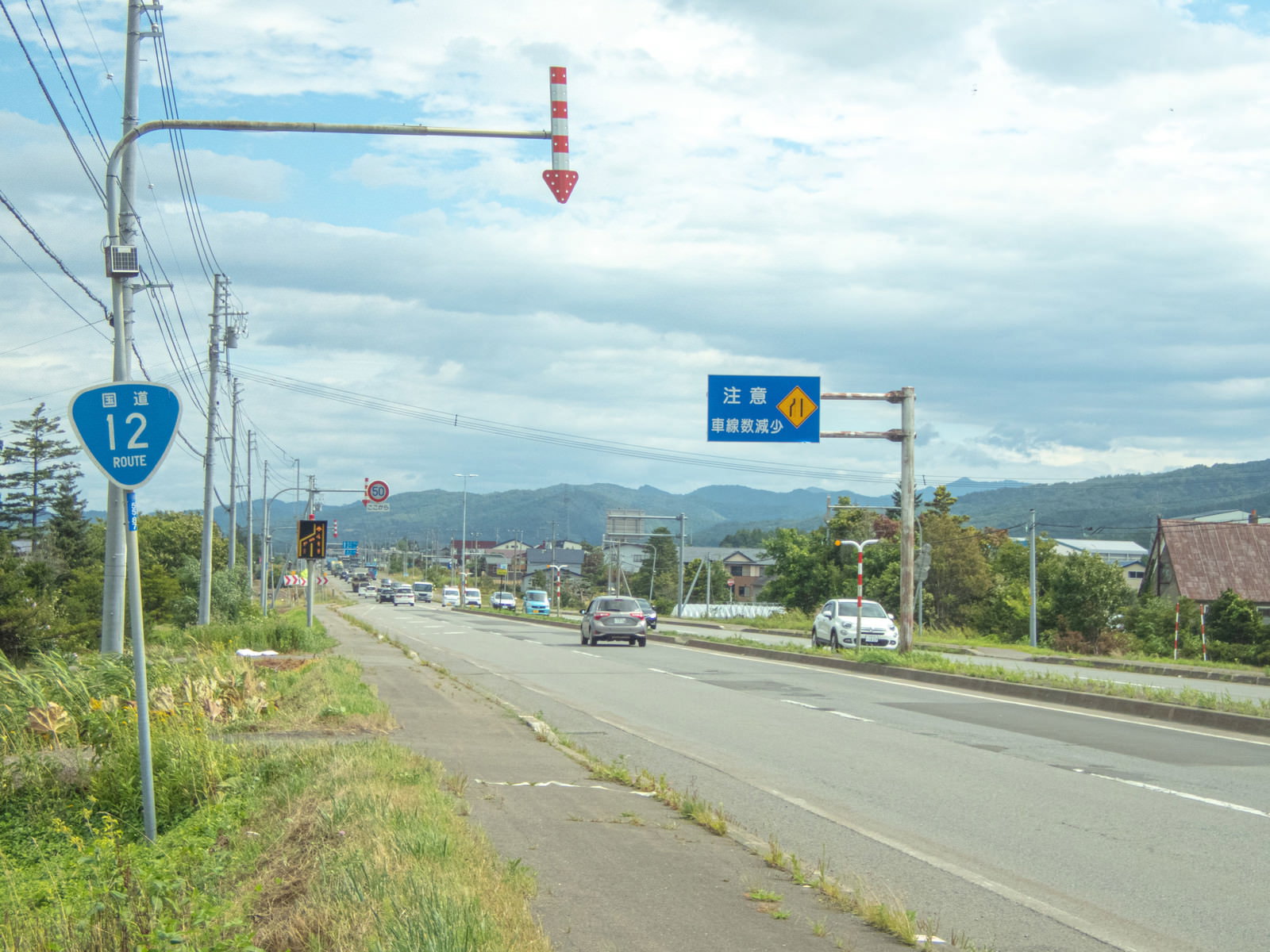 北海道美唄市の国道12号線、日本一長い29.2kmの直線道路と道路標識