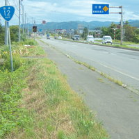 歩道から見たまっすぐ長い国道12号線、日本一の直線道路の写真
