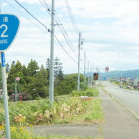 北海道美唄の国道12号線で日本一まっすぐな歩道と電柱の写真