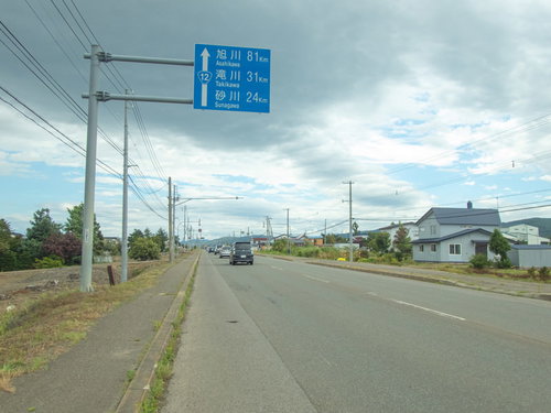 北海道美唄市の国道12号、日本一の直線道路