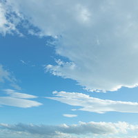 空の青さと曇の風景 澄んだ青空に浮かぶ白い雲のグラデーション背景の写真
