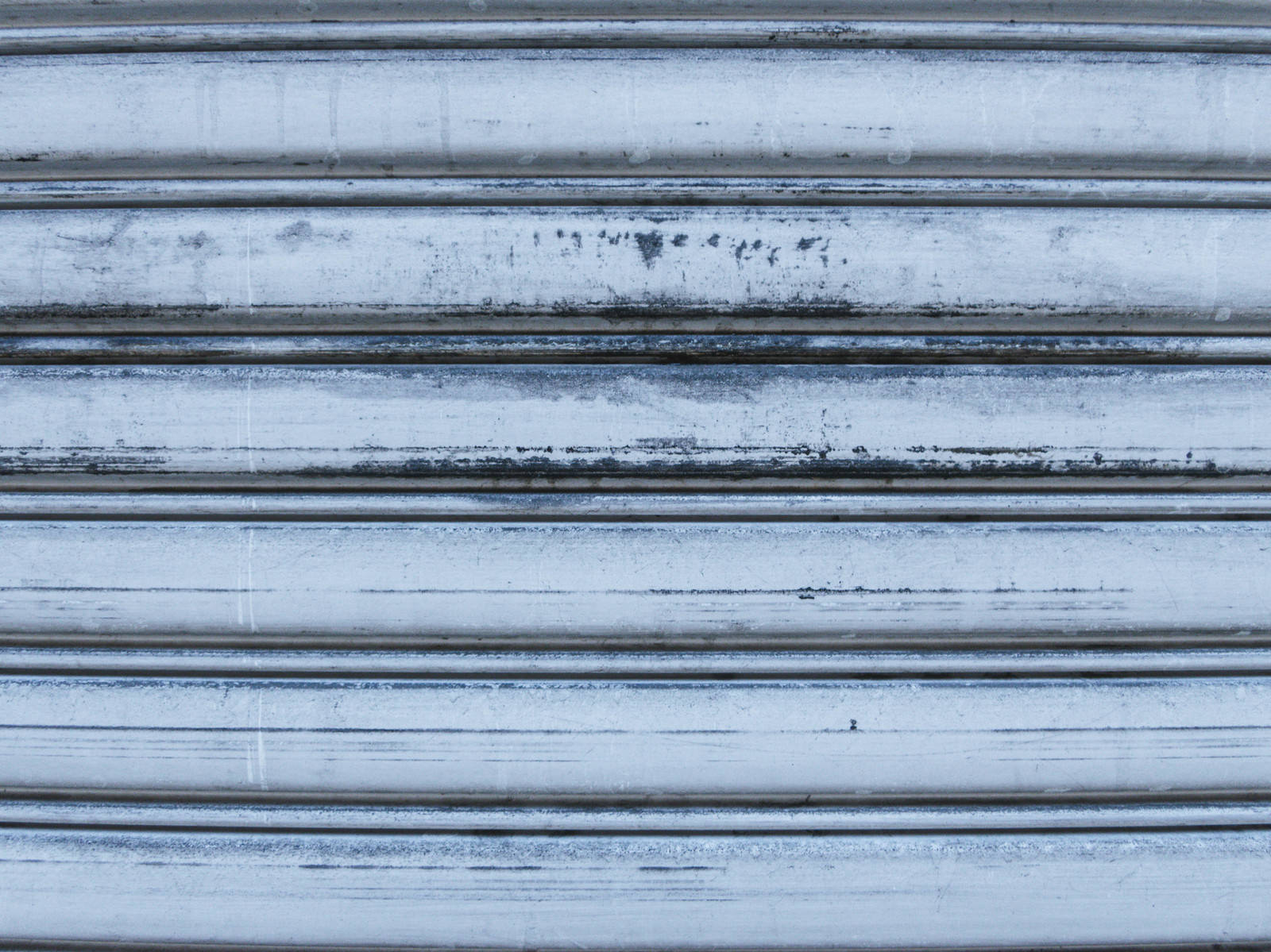 錆や汚れが付着した古いシャッターの金属表面