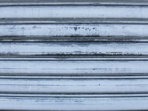 錆と汚れが目立つ傷ついたシャッターのテクスチャー