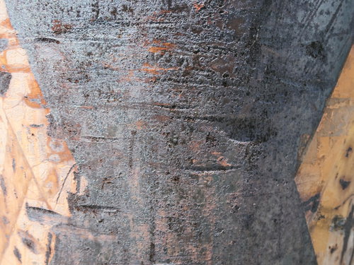 時間とともに進む腐食した壁の質感と錆による劣化表現