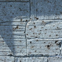 ところどころ小さな穴があく古い木の壁のテクスチャーの写真