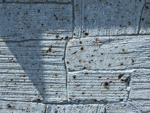 ところどころ小さな穴があく古い木の壁のテクスチャー