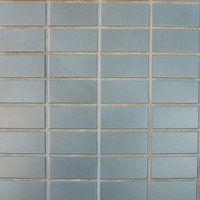 昭和マンションの外壁に並ぶ淡いブルーグレーのタイルの写真