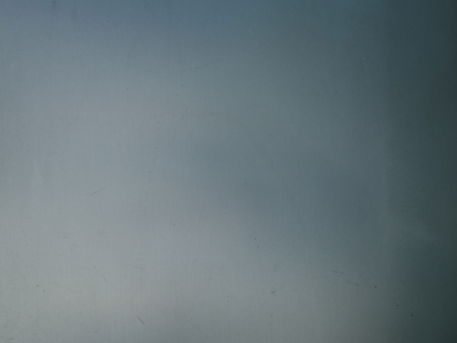 薄暗いグレーの壁面のテクスチャーが静かに沈んでいる様子