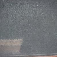 グレーに汚れた網戸のテクスチャー、経年劣化した細かいメッシュ状の網目の写真