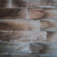 茶色いフローリングの木目の床の写真