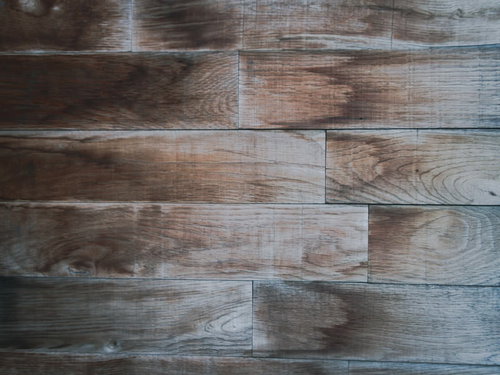 茶色いフローリングの木目の床