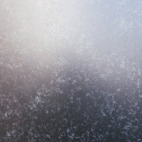 カビのような黒や茶色の汚れがこびり付く壁の写真