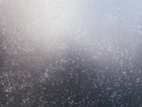 カビのような黒や茶色の汚れがこびり付く壁